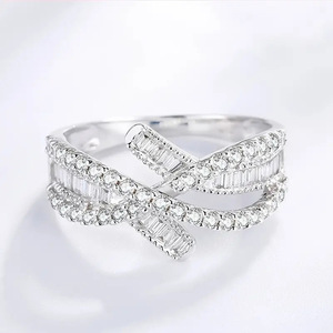 Anello Classico da Donna con Design a Braccio Oscillante - Product Image 1