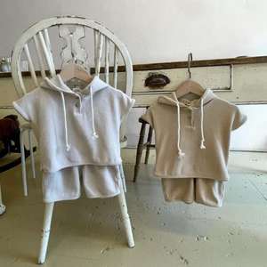 Ensembles de Vêtements Bébé de Haute Qualité pour Enfants et Tout-Petits : T-shirt Extensible en Tissu Gaufré et Short Assorti avec Chapeau et Poche - Product Image 6