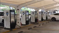 Station de recharge rapide pour véhicules électriques (VE) à écran tactile publicitaire haute performance de 43 pouces, IP54, 60 kW/120 kW, à montage au sol