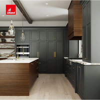 Armoires de cuisine Alland sur mesure, design ouvert nordique bicolore blanc et gris foncé, avec îlot en marbre et rangement mural supérieur