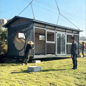 Maison préfabriquée moderne en conteneur, maison mobile de luxe avec toit en pente et fenêtre circulaire pour bureau de jardin design - Product Image 1