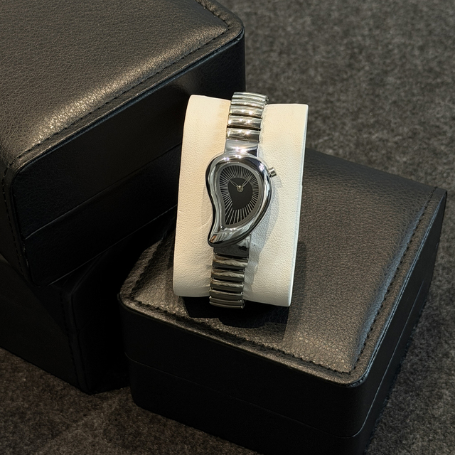 2026 New Women's Quartz Watch Retro Elliptical Leaf Shaped Stainless Steel Strap Women's Watch Daily Office Leisure Watch