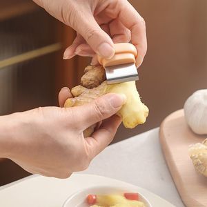 Outil de cuisine domestique 2-en-1 : Éplucheur d'<span class=keywords><strong>ail</strong></span> et grattoir à gingembre, pince à <span class=keywords><strong>ail</strong></span> magnétique pour éplucher et retirer les tiges, avec poignée - Product Image 3
