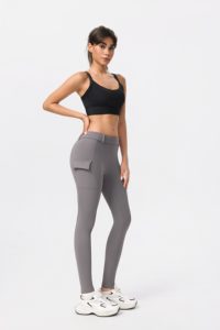 Pantaloni da yoga aderenti e comodi con tasca cargo - Product Image 5