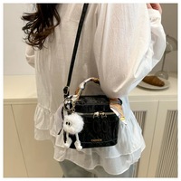 Mini Box Umhängetasche für Damen mit Henkel, Weiße PU-Handtasche mit Buchstaben-Design, Wasserdicht, Abnehmbarer Riemen, Seidenschal, Niedlicher Plüsch