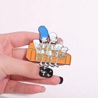 En gros : Broches en métal à l'effigie de dessins animés, épingles de revers amusantes, broches en émail souple sur le thème des Simpsons sur le canapé et d'anime, pour sacs et vêtements