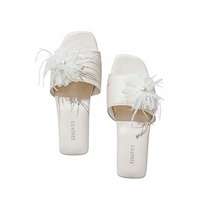 Sandales d'été pour femmes en cuir PU style français avec fleurs en plumes, semelle en caoutchouc antidérapante, pour l'intérieur - Product Image 4