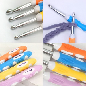 Vente en gros de crochets ergonomiques portables en aluminium 7.0-10.0mm, ensemble de crochets à tricoter pour <span class=keywords><strong>couture</strong></span> à main - Product Image 2