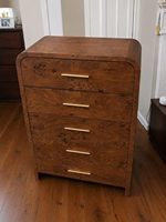 Commode HANYEE à 5 tiroirs courbés avec des coins arrondis élégants et des poignées dorées pour le rangement de la chambre