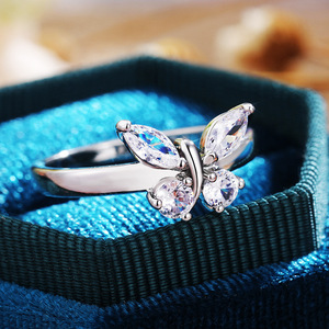 Anello a Forma di Farfalla in Cristallo per Donne, Accessorio Minimalista Romantico per Uso Quotidiano - Product Image 3