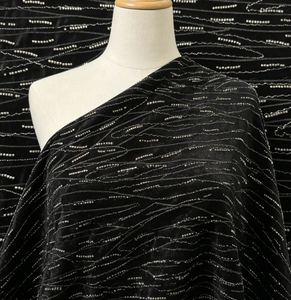 Tissu en <span class=keywords><strong>velours</strong></span> <span class=keywords><strong>noir</strong></span> de poids moyen, brodé de perles tubulaires, tissu texturé amincissant pour robe moulante à manches courtes pour femme - Product Image 2