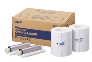 Papier photo brillant pour sublimation DNP QW410, format 4x6, 2 rouleaux/1 boîte, 300 feuilles, compatible avec DS-RX1/DS-RX1HS - Product Image 1