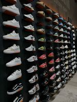 Présentoir mural sur mesure pour chaussures de sport, décoration de magasin de mode moderne, vente en gros, étagère murale pour sneakers sur mesure