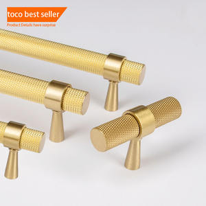 Toco — poignée de meuble en laiton au design antique, disponible en or brossé, idéale pour placard ou tiroir - Product Image 1