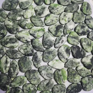 Keramik und Porzellan für Fußbodenwand im Badezimmer grünes Glas Kieselsteine Stein Mosaikfliesenblech