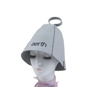 Un chapeau de sauna en pure laine grise et discrète qui murmure la qualité tout en que la vapeur gronde autour. - Product Image 6