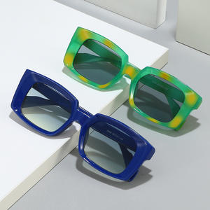 Gafas de Sol Unisex UV400 de Moda, Montura Cuadrada Dorada/Negra, Ligeras, con Protección UV del 100%, Lentes de PC - Product Image 3