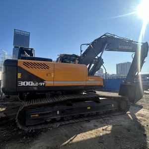 Excavatrice Hyundai 300LC-9T d'occasion, 30 tonnes, moteur Cummins, avec engrenage et pompe, niveau 3, sans DEF, pour travaux de terrassement économiques - Product Image 1