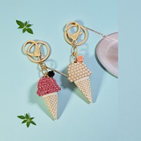 Porte-clés mode en métal émaillé en forme de cornet de crème glacée, orné de strass et de perles, avec breloque de sac fleur rose, logo personnalisé, cadeau souvenir