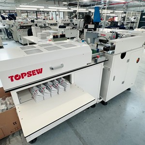 Machine automatique <span class=keywords><strong>de</strong></span> pose <span class=keywords><strong>de</strong></span> manchettes à haute précision, vitesse <span class=keywords><strong>de</strong></span> 3000 points/minute, pour la production <span class=keywords><strong>de</strong></span> vêtements intelligente TOPSEW TS-F158 - Product Image 2