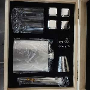 Set de Regalo con Logotipo Personalizado: Vaso de Whisky de 6oz, Vaso de Acero Inoxidable de 2oz, Posavasos Negro, Bloque de Hielo, Pinza para Hielo y Caja de Madera - Product Image 6