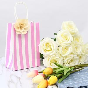 Sac en papier kraft blanc de haute qualité, sac cadeau rayé rose pour cadeau, sacs en papier d'emballage personnalisés avec logo, avec poignées - Product Image 2