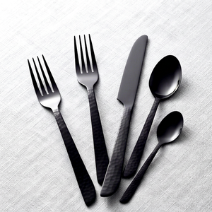 Ensemble de couverts noir mat au design minimaliste, compatible lave-vaisselle, en métal, pour mariage et utilisation sur table - Product Image 1