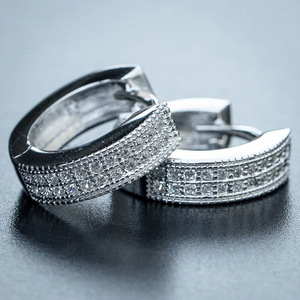Orecchini a Cerchio in Oro Bianco Glic E3327 con Diamanti Incastonati a Canale, Gioielli di Lusso per Donna - Product Image 3