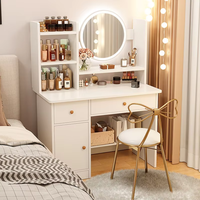 Bureau de maquillage moderne en bois massif couleur crème avec miroir rond éclairé, armoire de rangement et étagères ouvertes pour petites pièces
