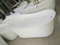 Baignoire de trempage moderne portable autoportante en acrylique blanc de 1780mm avec grand dossier et conception cymbiforme de bateau