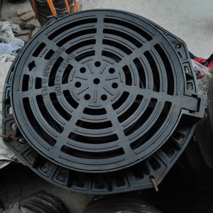 Couverture de regard carrée en fonte ductile à plateau surélevé pour les routes municipales, les égouts, les fosses septiques, les puits de sable, peinture bitumineuse noire - Product Image 2