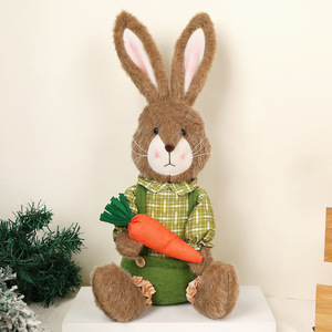 Ensemble de décorations de Pâques : Lapin en peluche assis marron moelleux avec panier de carottes et fleurs pour la maison ou comme cadeau - Product Image 3