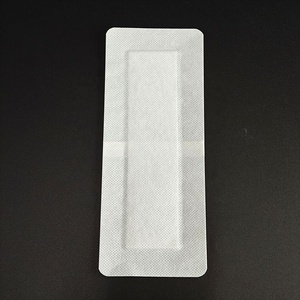 Pansement chirurgical auto-adhésif en tissu non tissé doux avec tampon absorbant non adhérent pour soins post-opératoires - Product Image 4