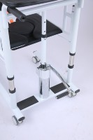 Fauteuil de transfert multifonctionnel manuel pliable en acier pour les patients âgés et handicapés