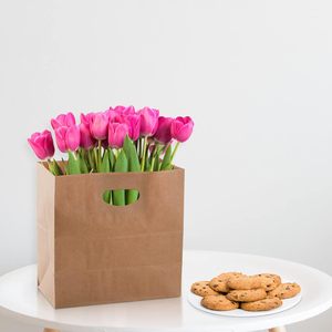 Sacs en papier kraft brun de qualité supérieure pour emballages de sandwichs, de collations et de plats à emporter, avec logo personnalisé imprimé, pour les commandes en gros de boulangeries et cafés. - Product Image 3