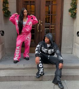 طقم بدلة رياضية مخصصة عالية الجودة للرجال بتصميم مغسول بالأسيد وبطباعة ملابس الشارع، مكونة من بلوفر هودي قصير وبنطال رياضي للأزواج - Product Image 4