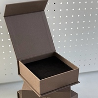 Boîte cadeau rigide marron personnalisée avec design gaufré à l'or, insert en mousse noire, emballage de luxe