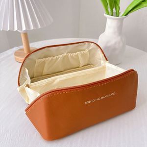 Trousse de Toilette Carrée de Luxe en Cuir pour Femme avec Design Imprimé en Letterpress et Fermeture Éclair de Voyage - Product Image 4