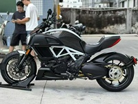 Ducati Diavel d'occasion, moto de route à essence, moteur L-twin de 1262 cm³, modes de puissance réglables, échappement sport, grand cruiser élégant, >80 km/h