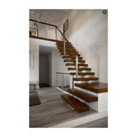 Escalier intérieur en bois avec garde-corps en verre et main courante latérale