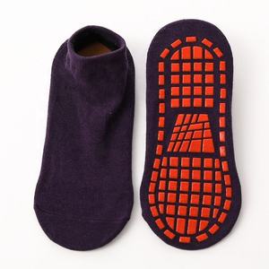 Vente en gros Chaussettes antidérapantes pour terrain de jeu pour enfants et femmes Chaussettes antidérapantes pour trampoline de yoga et parc - Product Image 4