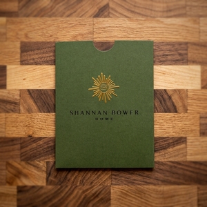 <span class=keywords><strong>Buste</strong></span> <span class=keywords><strong>Bianche</strong></span> in <span class=keywords><strong>Carta</strong></span> Artistica Opaca con Logo in Rilievo e Biglietto di Ringraziamento Personalizzato per Marchi di Moda - Product Image 2
