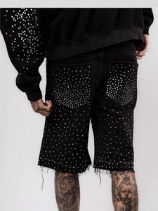 Shorts <span class=keywords><strong>en</strong></span> jean déchirés décorés de strass Bermuda pour hommes <span class=keywords><strong>en</strong></span> denim blanc et bleu - Product Image 4