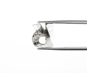 Anillo con Colgante en Forma de R con Diamante Cultivado en Laboratorio de Color Sal y Pimienta de 1.44 CT, 9.5x8.4mm, Certificado IGI - Product Image 3