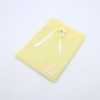 Sac à cordon en coton gaufré jaune clair, pochette anti-poussière douce réutilisable pour bijoux, chaussures, cosmétiques, emballage cadeau OEM ODM