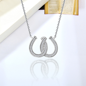 Pendentif en forme de fer à cheval en argent avec strass et diamant Collier à breloques avec pendentif en forme de fer à cheval - Product Image 3