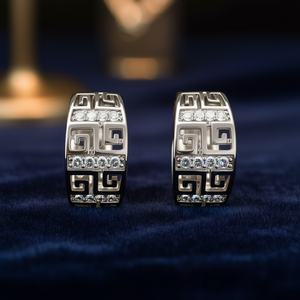 Pendientes Huggie Geométricos Clásicos de Plata 925 con Cristales de Estrás en Canal, para Uso Diario de Mujer - Product Image 2