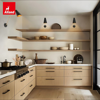 Armoires à tiroirs en bois naturel de style Japandi moderne et organique Alland Custom avec poignées noires mates pour une cuisine minimaliste et chaleureuse