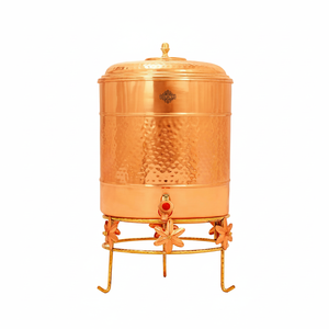 IndianArtVilla Dispensador de agua de cobre hecho a mano con diseño de soporte martillado para almacenamiento y servicio - Product Image 1
