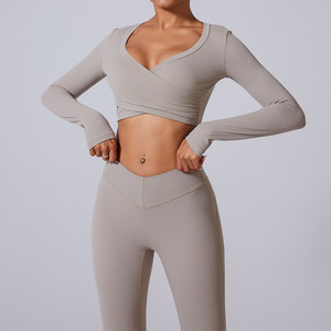 Conjunto de Yoga Personalizado com Logo, 3 Peças: Top Cropped de Manga Longa, Calças Flare de Cintura V e Shorts, Conjunto de Roupas para Treino - Product Image 3